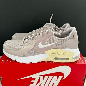 New Nike Women’s Air Max Excee Shoes Size: 11